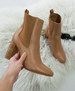 Billini Quillan Ankle Bootie In Hazelnut