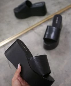 Britney Flatform Slip On Sandals In Black New Threads