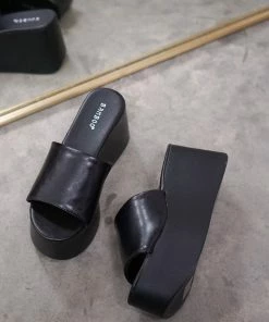 Britney Flatform Slip On Sandals In Black New Threads